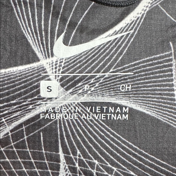 Nike Shield Impossibly Light Running Jacket
(Wind breaker / rain jacket) - Picture 4 of 5